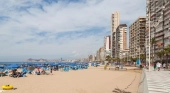 Los británicos cambian de destino turístico en España / Playa de Levante (Benidorm, Alicante) | Foto: Diego Delso (CC BY-SA 3.0)