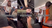 Debate en redes sociales: desembarcan a una mujer de un avión por llevar a su perro sin bozal