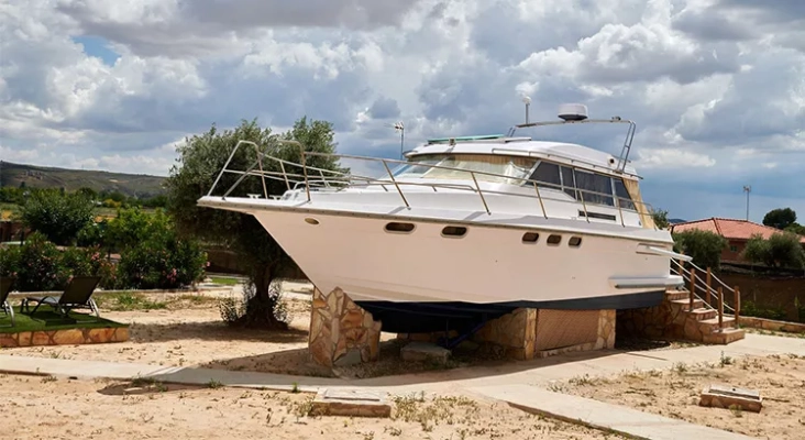Alojamiento ''El Cuchiboat'' en Chinchón (Madrid) | Foto: vía AlohaCamp