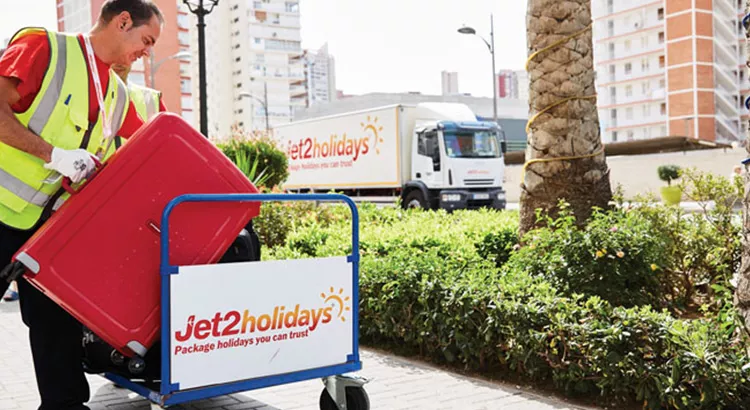 Personal de Jet2holidays cargando maletas para transportarlas a un aeropuerto | Foto: Jet2