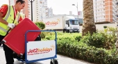 Personal de Jet2holidays cargando maletas para transportarlas a un aeropuerto | Foto: Jet2 