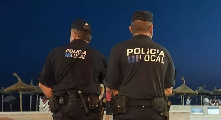 Dos agentes de la Policía Local de Palma (Mallorca) vigilando una playa | Foto: Policía Local de Palma