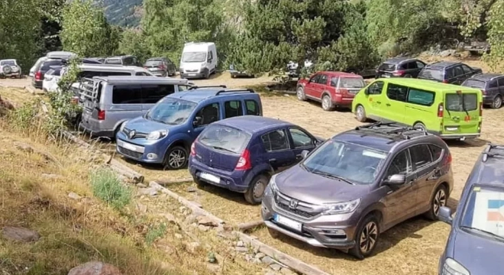 Coches aparcados en un paraje natural |Foto: Gencat