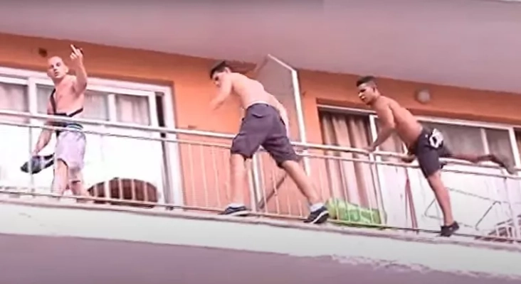 Turistas haciendo balconing | Foto: Cedida por el Ayuntamiento de Calvià