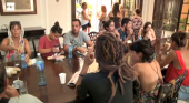 Turistas españoles en el consulado en La Habana