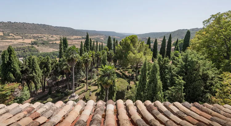 Vista del jardín de la Real Fábrica de Paños de Brihuega (Guadalajara) y del paisaje rural de La Alcarria | Foto: Castilla Termal