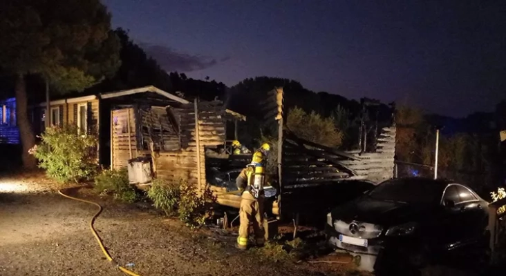 Bungalow indencidado en el camping Montblanc Park (Tarragona) | Foto: Bombers de Catalunya