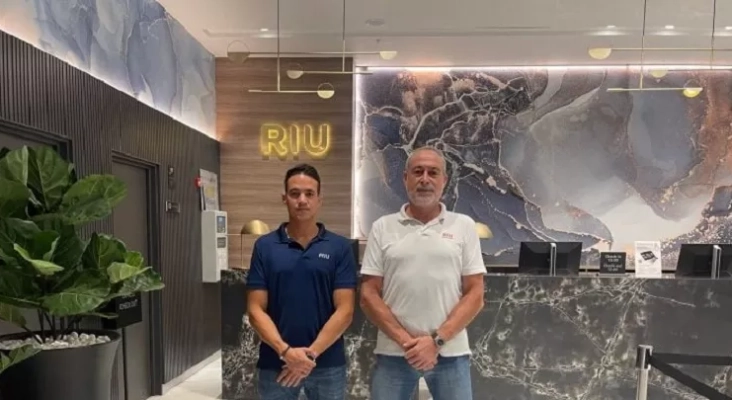 Luis Riu Güell, CEO de RIU Hotels & Resorts, y su hijo, Luis Riu Rodríguez, en el nuevo hotel de la cadena en Londres, el Riu Plaza London Victoria