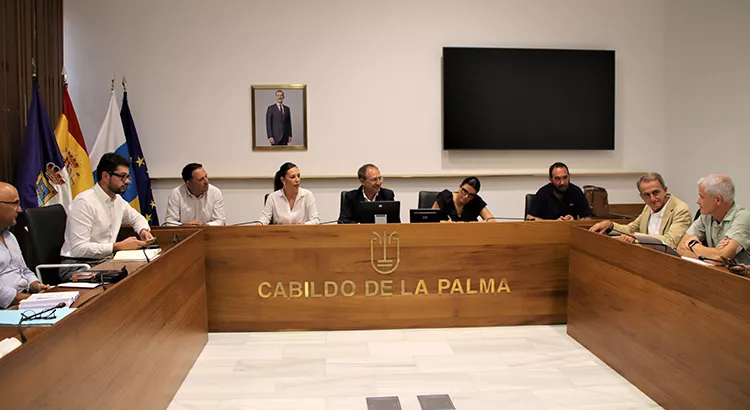 Reunión en el Cabildo de La Palma entre la consejera de Turismo del Gobierno de Canarias y los representantes políticos de la isla | Foto: Turismo de Canarias