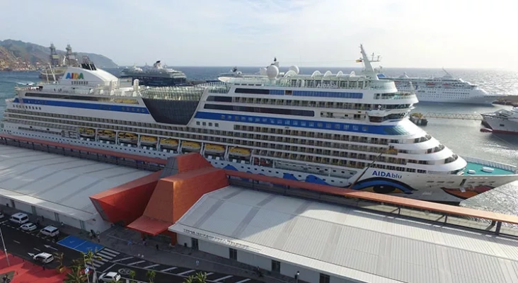 Crucero AIDAblu (Aida Cruises, Carnival Corporation) atracado en un puerto en España | Foto: Puertos del Estado