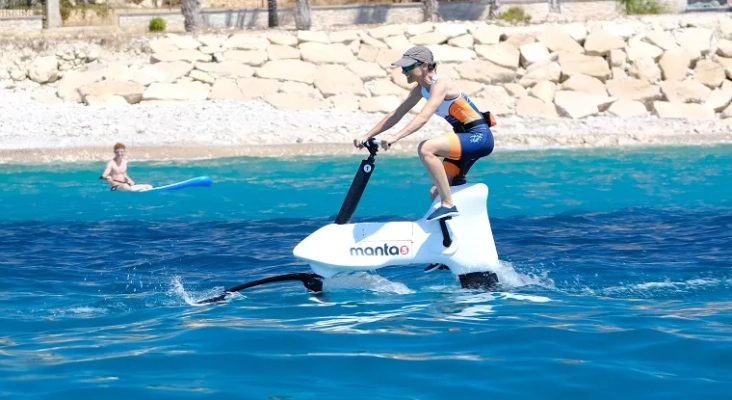 Una nueva experiencia para los turistas llega a las playas de Mallorca: las bicis acuáticas | Foto: Salty Cycling