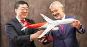 El vicepresidente de Shenzhen Airlines, Zhou Zhiwei, junto al alcalde de Barcelona, Jaume Collbon | Foto: Ajuntament de Barcelona
