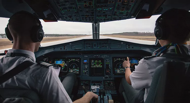Pilotos en la cabina de un avión | Foto: Stock Snap CC)