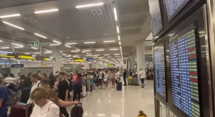 Sin vuelos y sin hoteles, los turistas varados por el temporal en Mallorca son redirigidos a Barcelona | Foto: Captura de vídeo de @tonirigotv vía Twitter