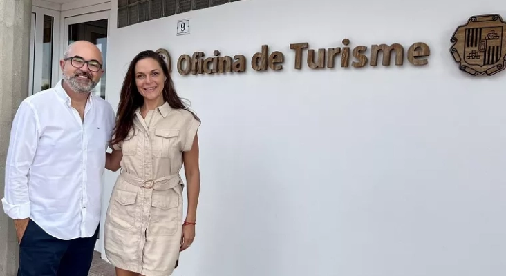 Eva Ruiz, nueva coordinadora de Turismo de Sant Josep de Sa Talaia (Ibiza), junto al alcalde del municipio, Vicente Roig.
