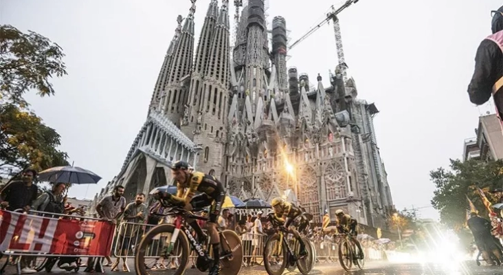 Ciclistas ante La Sagrada Familia Foto Vuelta Ciclista a España