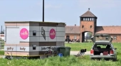 Venta de helados en la puerta de Auschwitz Foto @ianbremmer vía Twitter