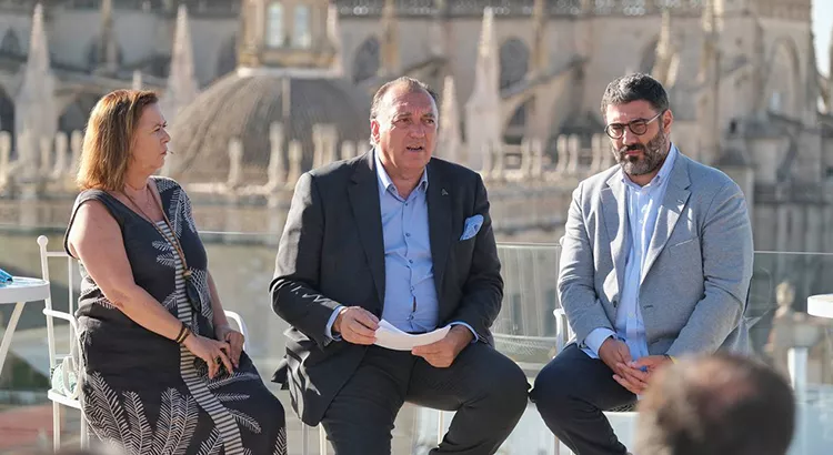 En el centro de la imagen, el consejero de Turismo de Andalucía, Arturo Bernal | Foto: Junta de Andalucía