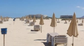 Hamacas y sombrillas en una playa de Corralejo (Fuerteventura) | Foto: vía Onda Fuerteventura