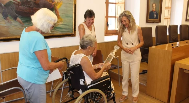 Destino ibicenco rinde homenaje a turista británica que lleva 36 años veraneando en el municipio | Foto: Carmen Ferrer