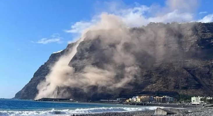 Despredimiento de rocas en el risco del Time, junto a la playa del Puerto de Tazacorte | Foto: vía ElTime.es