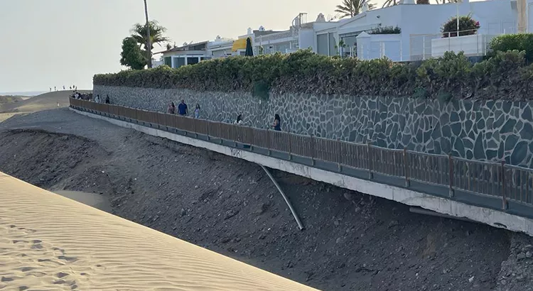 Tubería rota bajo el paseo de las dunas de Maspalomas | Foto: Tourinews