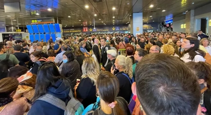 Fallos en el control de pasaportes paralizan a miles de personas y colapsan el Aeropuerto de Madrid. Foto Tourinews