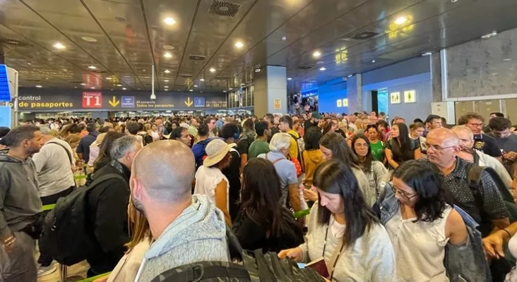 Largas colas en el control de pasaportes de Madrid Barajas. Tourinews