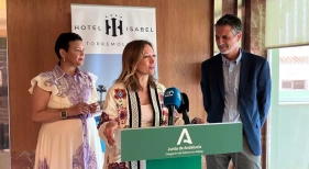 La delegada de la Junta de Andalucía en Málaga, Patricia Navarro, presentando los datos de expedientes de reforma hotelera en el Hotel Isabel de Torremolinos | Foto: vía X (@Navarro_PP)