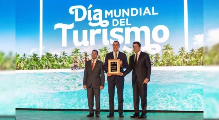 El Ministerio de Turismo de R. Dominicana entrega el reconocimiento a Juan Manuel Martín de Oliva, vicepresidente de Negocios Turísticos del Banco Popular 