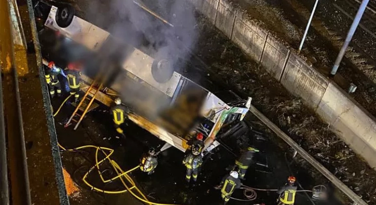 Al menos 21 turistas fallecidos al caer un autobús de un puente en Venecia (Italia) | Foto: Luigi Brugnaro