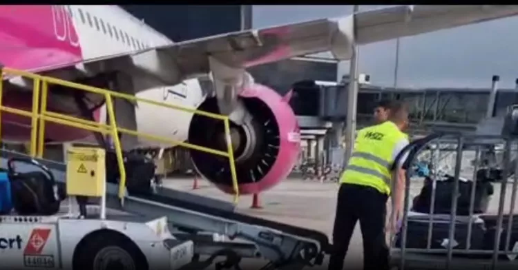 Tripulantes de Wizz Air descargan maletas de una avión