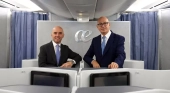 A la izquierda, Simone Gorini, CEO y general manager de Iryo; a la derecha, Jesús Nuño de la Rosa, CEO de Air Europa.