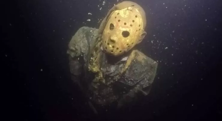 Figura de Jason (Viernes 13) en el fondo de Crystal Lake en Minnesota (EE.UU.) | Imagen: Curtis Lahr