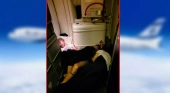 Pasajeros viajando en el suelo de vuelo de El Al Foto David Haivri vía Twitter