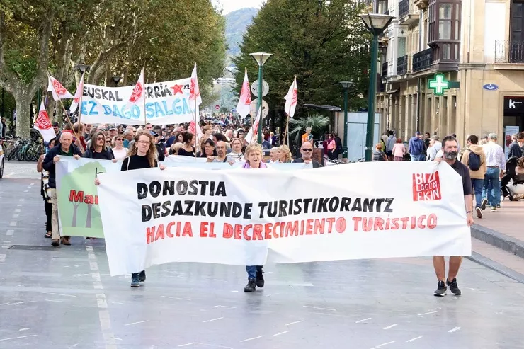 Los vecinos de San Sebastián estallan contra la “turistificación” en pleno congreso de Turespaña Foto Bizilagunekin