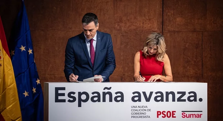 Pedro Sánchez (PSOE) y Yolanda Díaz (Sumar) firman el acuerdo para un hipotético gobierno de coalición | Foto: vía Twitter (@Yolanda Diaz )