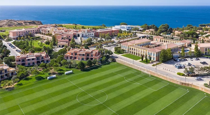 Vista del campo de fútbol reglamentario del Cascade Wellnes Resort en el Algarve (Portugal) | Foto: HIP