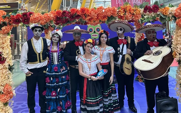 Grupo folclórico en el Aeropuerto de Madrid Foto Aena