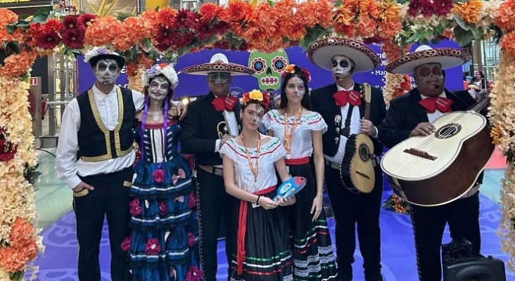 Grupo folclórico en el Aeropuerto de Madrid Foto Aena