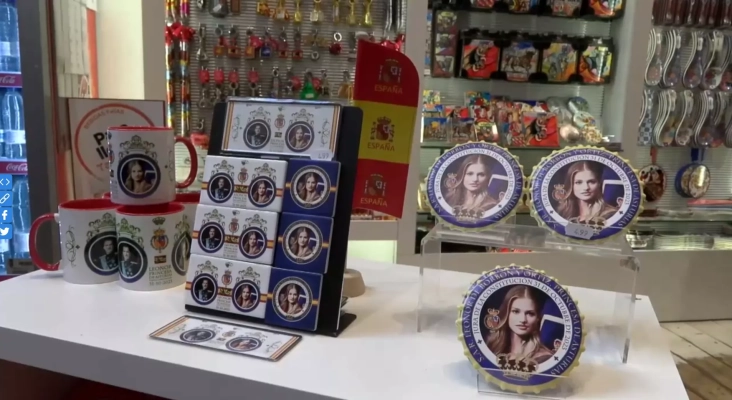 Souvenirs con la cara de la princesa de Asturias, Leonor de Borbón, a la venta en tiendas del centro de Madrid | Foto: Captura de vídeo de Juan Yagüe (EFE)