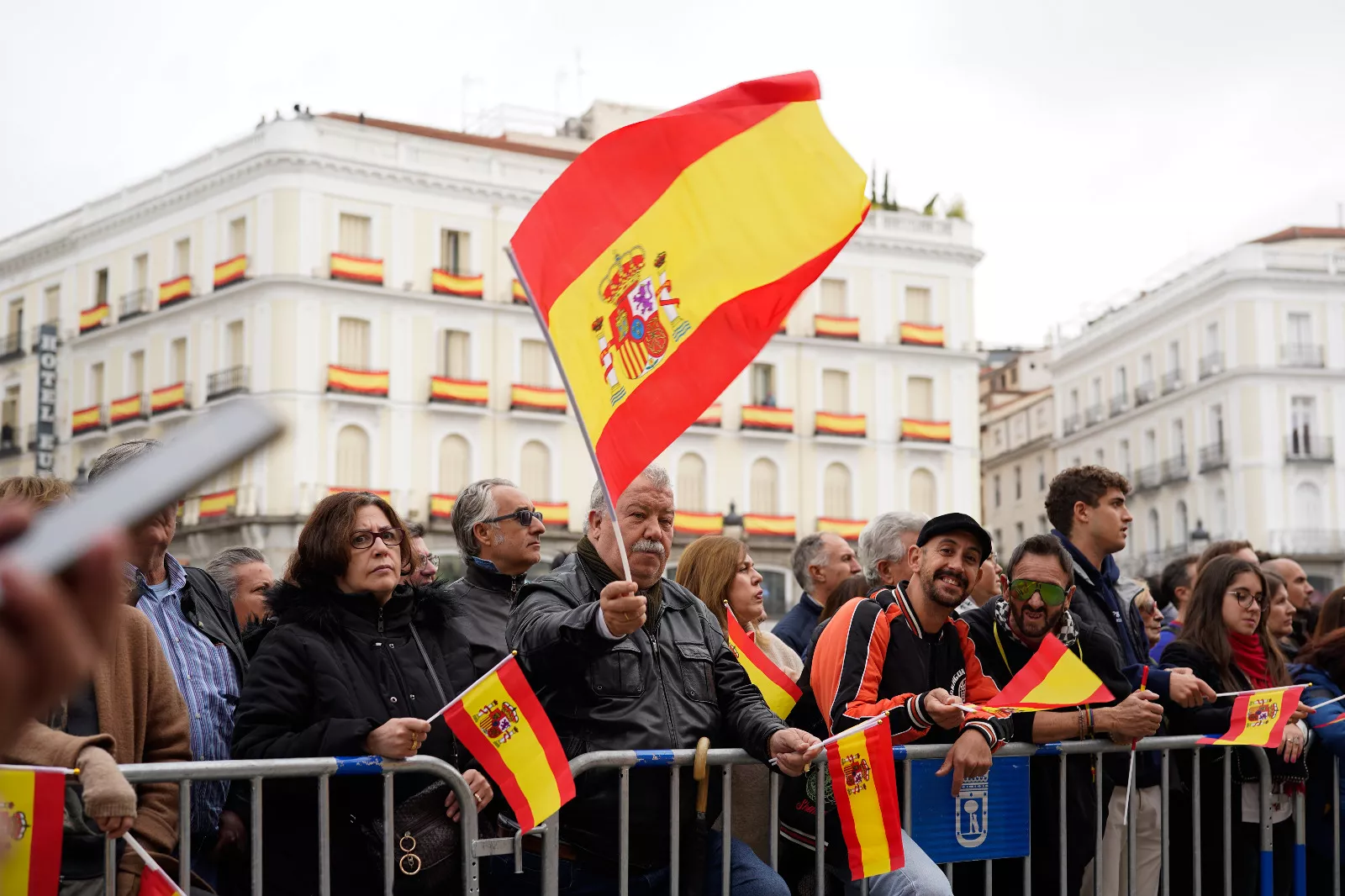 Asistentes ondean algunas de las 15.000 banderitas de España repartidas en la Puerta del Sol | Foto: Comunidad de Madrid