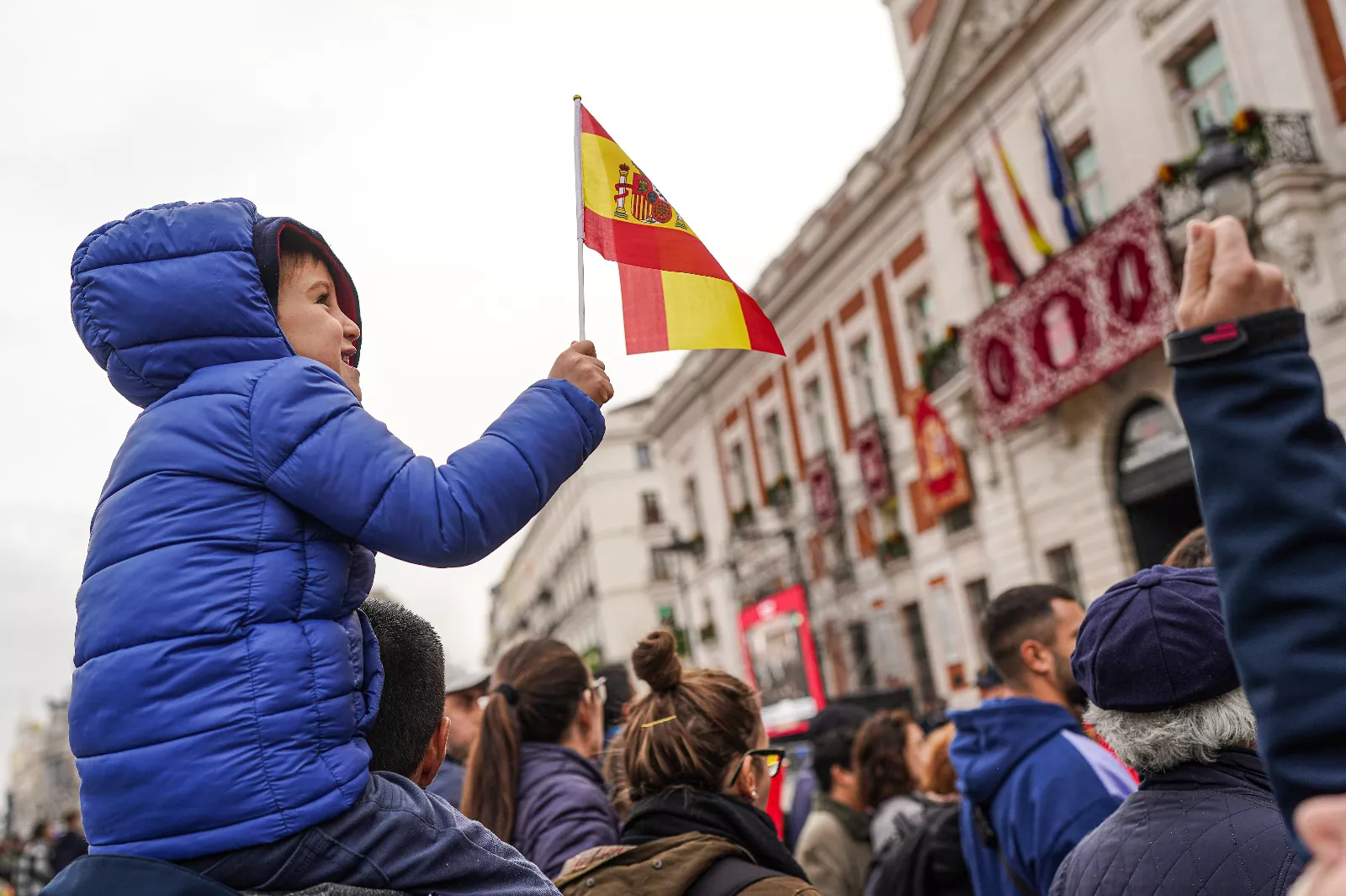 Asistentes ondean algunas de las 15.000 banderitas de España repartidas en la Puerta del Sol | Foto: Comunidad de Madrid