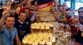 Parte del grupo de 55 alemanes que se bebieron 1.254 cervezas en menos de tres horas en Playa de Palma (Mallorca) | Foto: vía Twitter