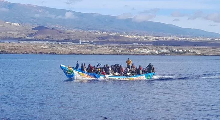 Cayuco con migrantes subsaharianos a bordo llegando a una isla canaria | Foto: Salvamento Marítimo