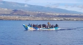 Cayuco con migrantes subsaharianos a bordo llegando a una isla canaria | Foto: Salvamento Marítimo