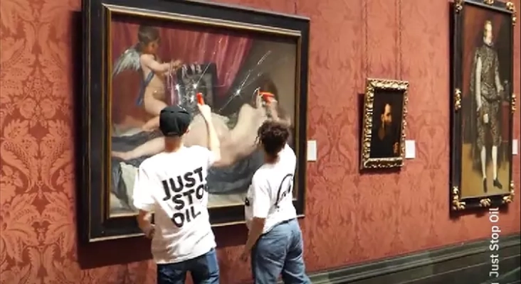 La pareja de activistas atacando la 'Venus del espejo' a martillazos en la National Gallery de Londres (Reino Unido)