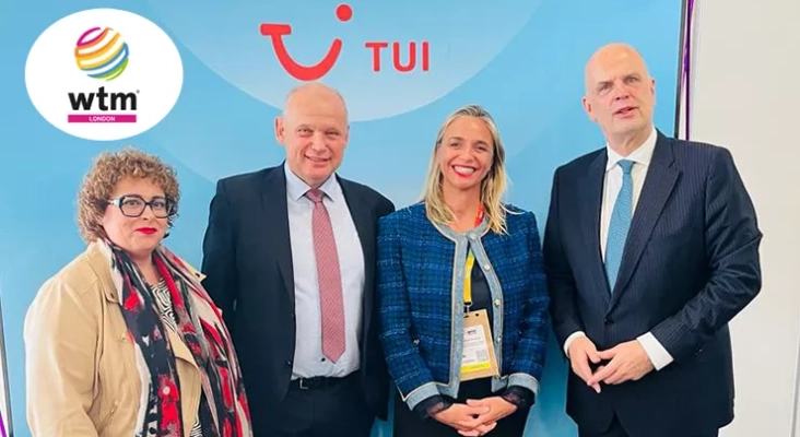 De izqda. a dcha., María José Aguiló, vicepresidenta de la Federación Empresarial Hotelera de Mallorca (FEHM), Sebastian Ebel, CEO de TUI, María Frontera, presidenta de la FEHM y Thomas Ellerbeck, director de Asuntos Corporativos y Externos de TUI.