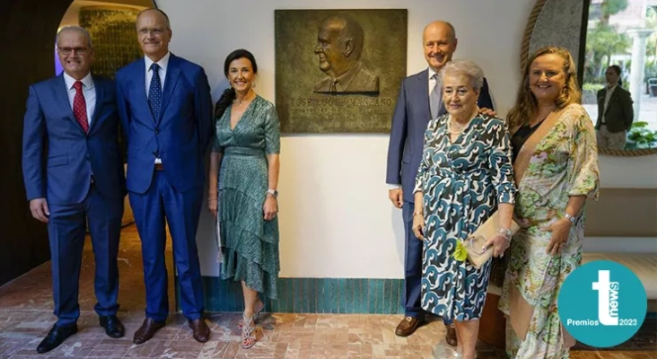 A la izqda.: Salvador, José y Victoria Luque García; en el centro, placa conmemorativa a José Luque Manzano; a la dcha. Fco. Javier Luque García, Isabel García Bardón e Isabel María Luque García