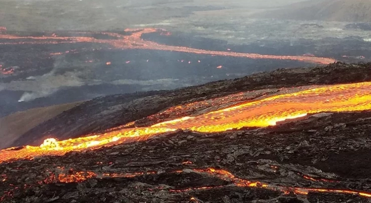 Lava emanando del volcán Fagradalsfjall en Islandia | Foto: Mokslo Sriuba CC BY SA 4.0 DEED